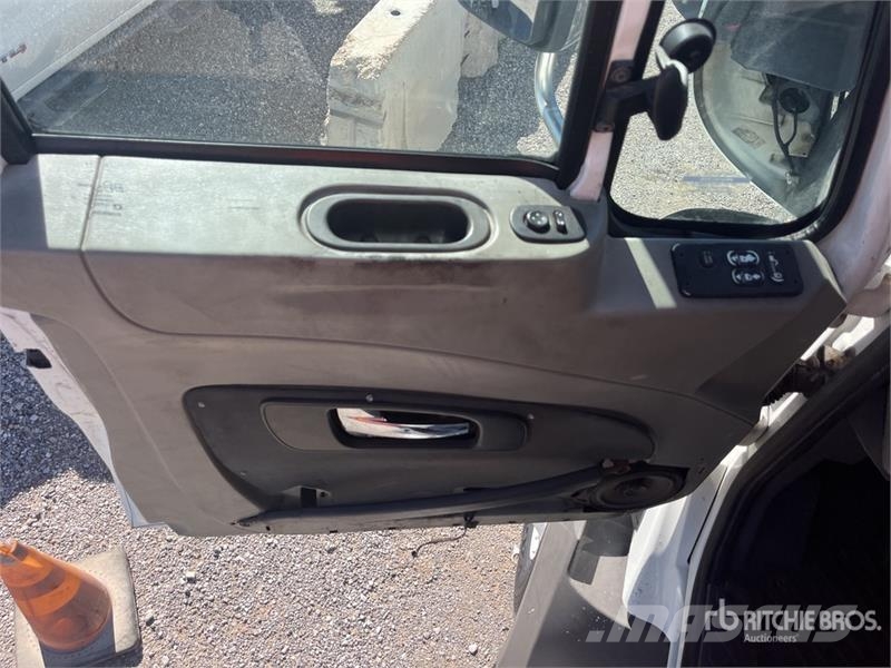 International ProStar + 113 6x4 T/A Day Cab Truck Tractor Naudoti vilkikai