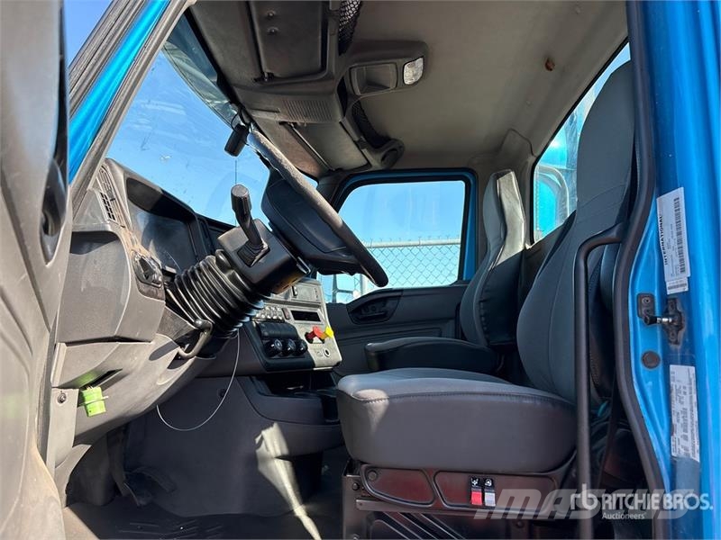 International RH613 6x4 T/A Day Cab Truck Tractor Vilcēji