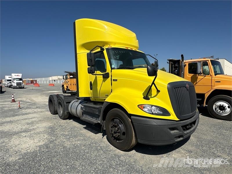 International RH613 6x4 T/A Day Cab Truck Tractor Vetopöytäautot