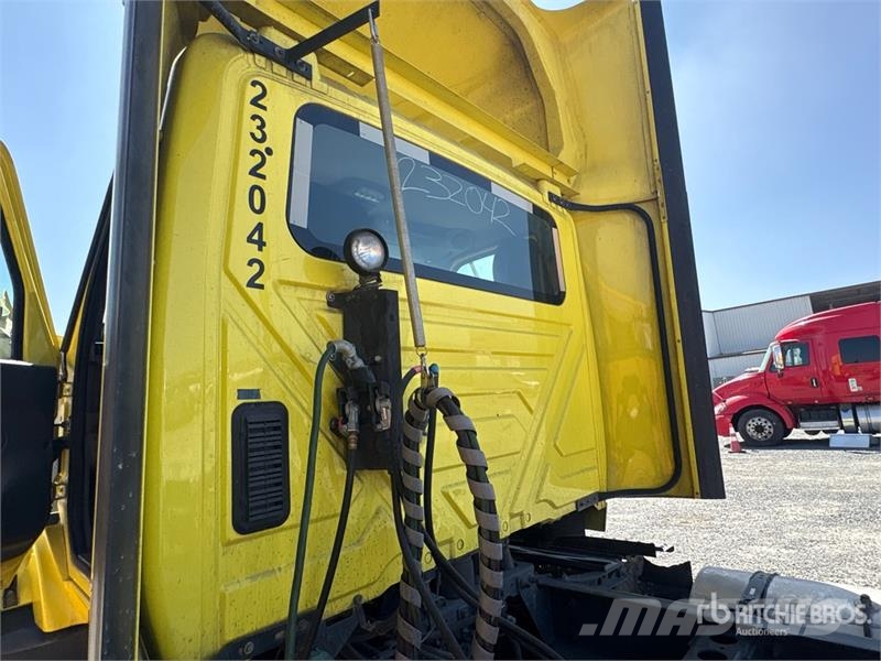 International RH613 6x4 T/A Day Cab Truck Tractor Vetopöytäautot