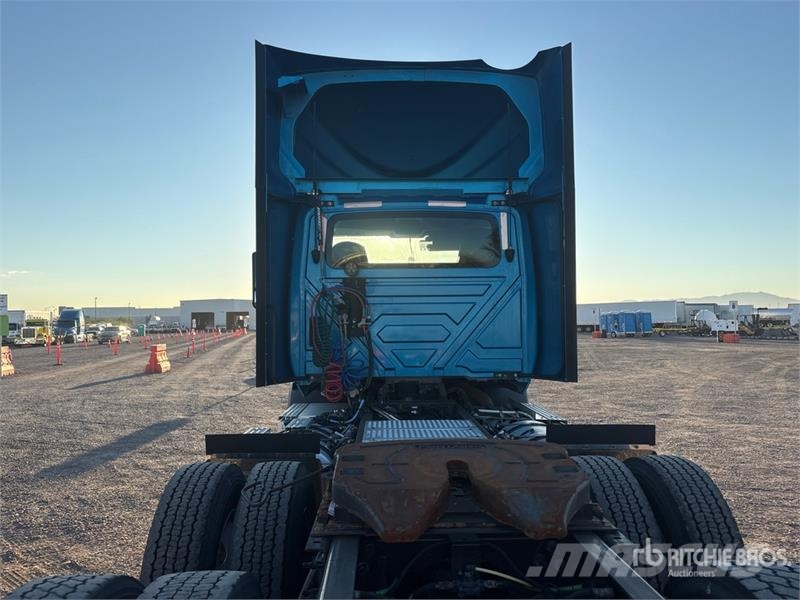 International RH613 6x4 T/A Day Cab Truck Tractor Vlačilci