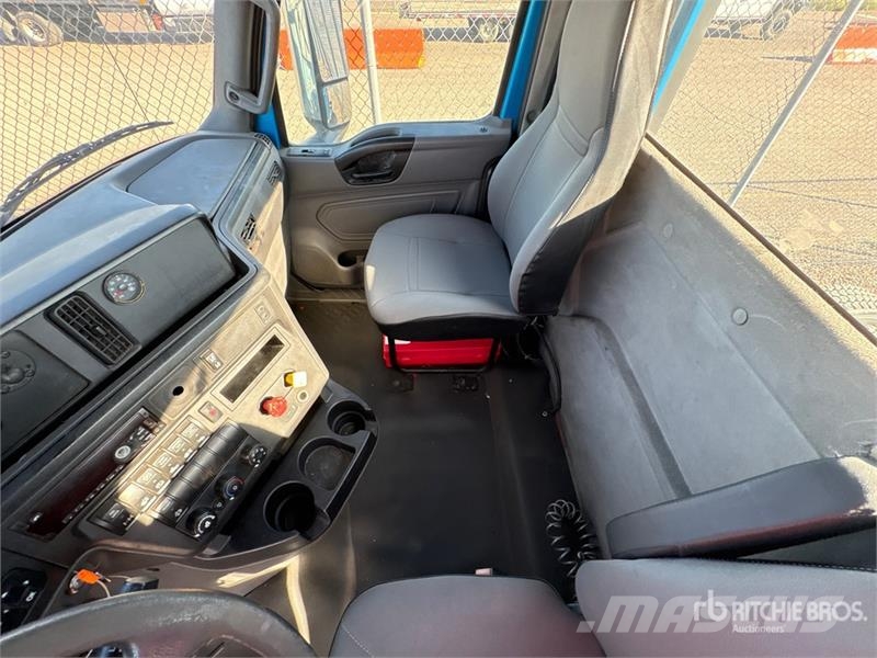 International RH613 6x4 T/A Day Cab Truck Tractor Vilcēji
