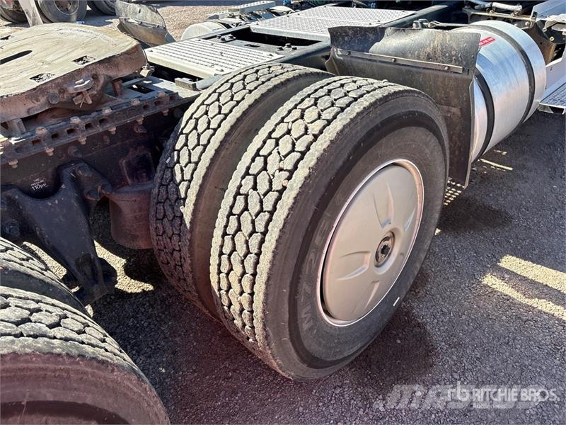 International RH613 6x4 T/A Day Cab Truck Tractor Тягачі