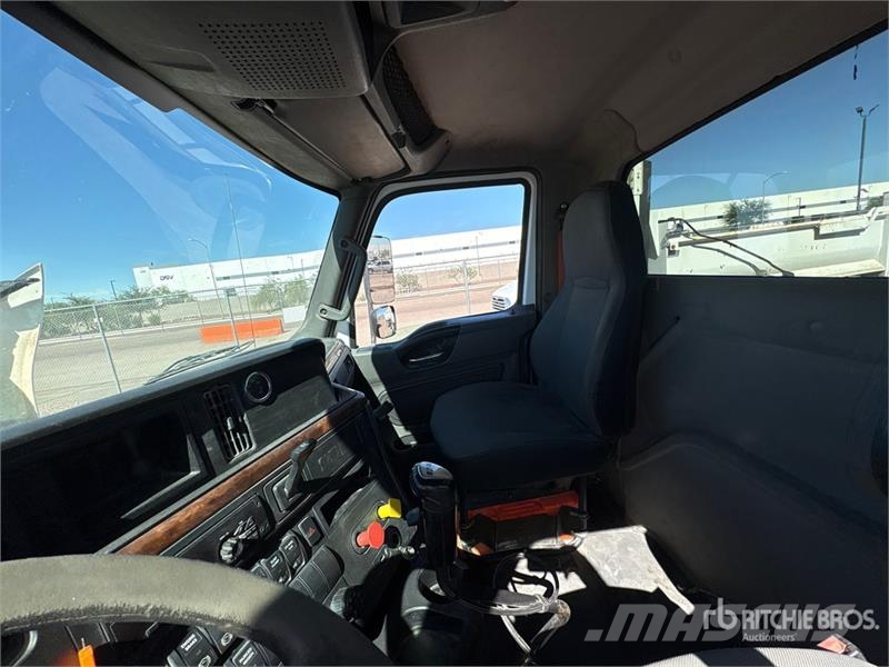 International RH613 6x4 T/A Day Cab Truck Tractor Тягачі