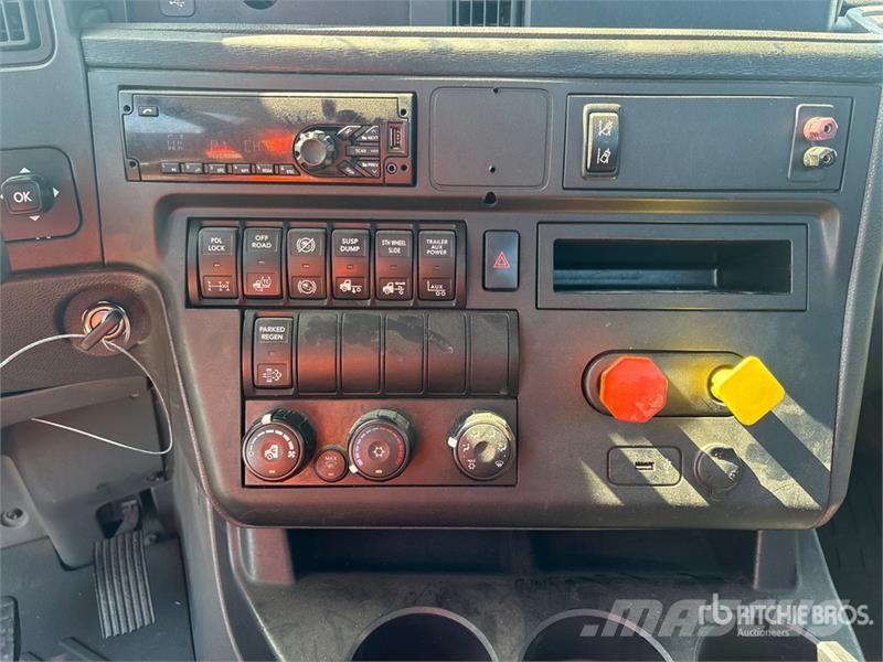 International RH613 6x4 T/A Day Cab Truck Tractor Vilcēji