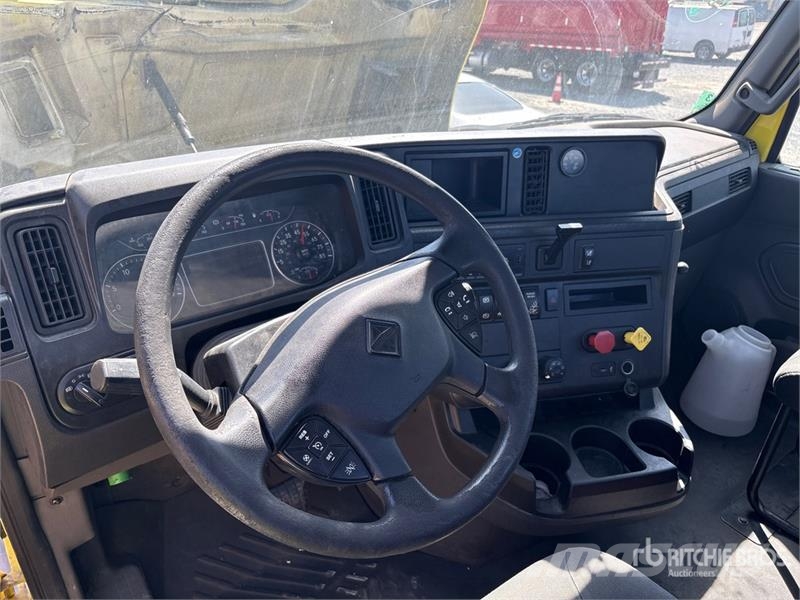 International RH613 6x4 T/A Day Cab Truck Tractor Vetopöytäautot
