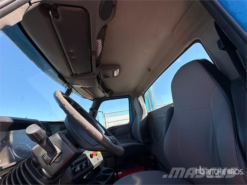 International RH613 6x4 T/A Day Cab Truck Tractor Vilcēji