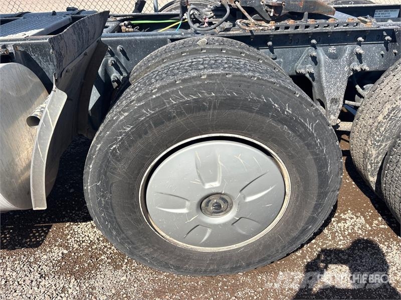 International RH613 6x4 T/A Day Cab Truck Tractor Vilcēji