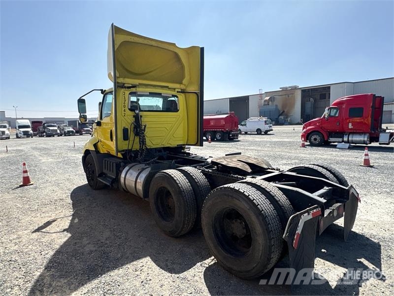 International RH613 6x4 T/A Day Cab Truck Tractor Vetopöytäautot