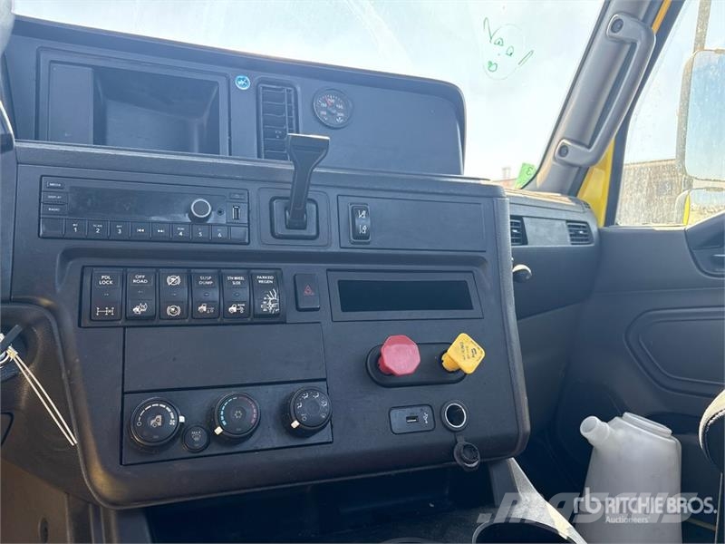 International RH613 6x4 T/A Day Cab Truck Tractor Vetopöytäautot