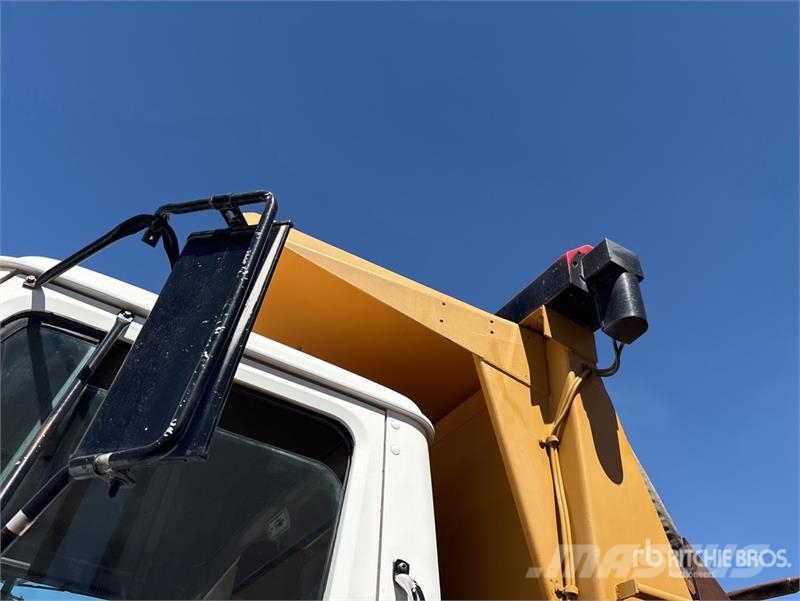International S2500 Savivarčių priekabų vilkikai