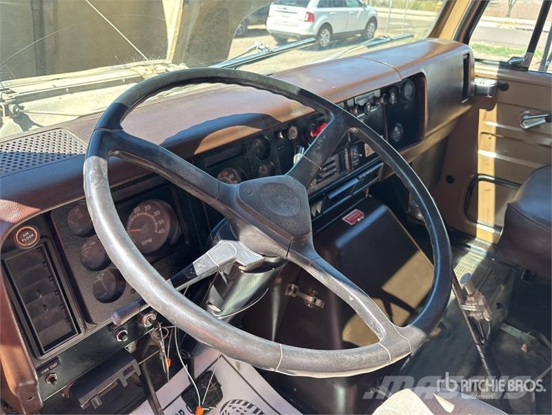 International S2500 Savivarčių priekabų vilkikai