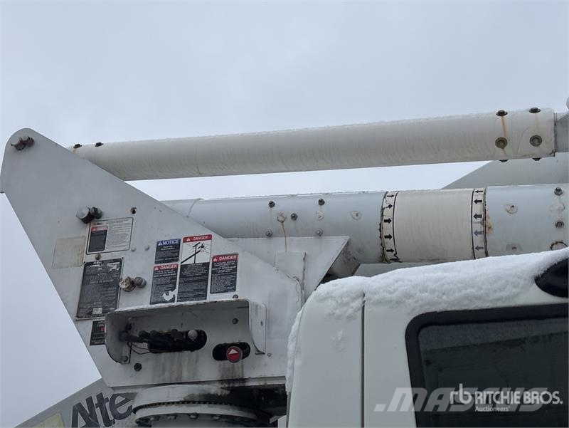 International TA40 40 ft on International 4200 4x2 Bucket Truck Autoplošiny