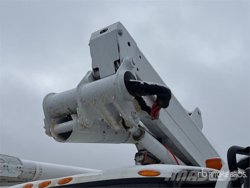 International TA40 40 ft on International 4200 4x2 Bucket Truck Autoplošiny