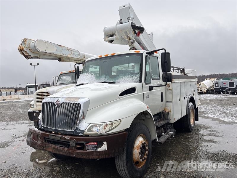 International TA40 40 ft on International 4200 4x2 Bucket Truck Autoplošiny