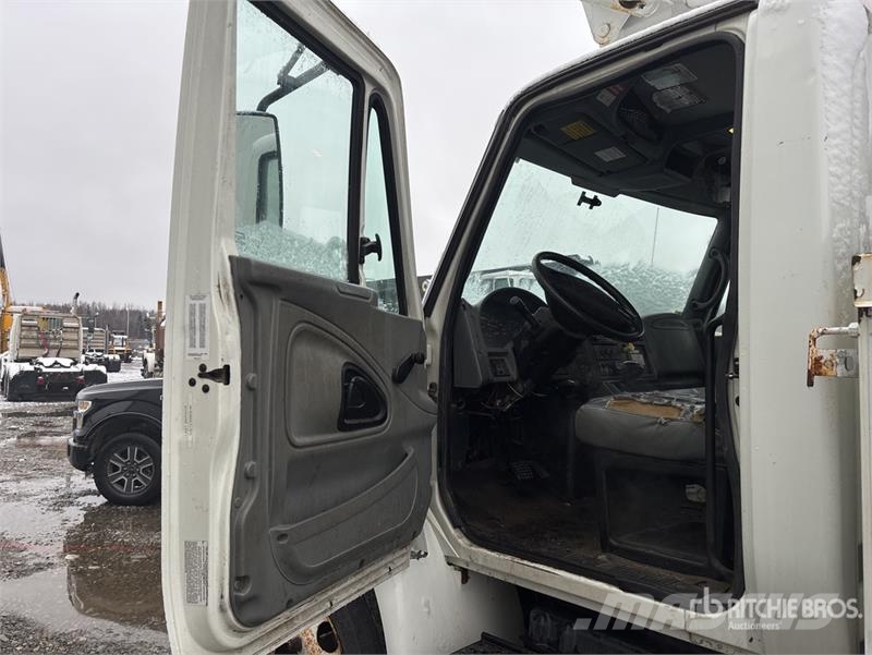 International TA40 40 ft on International 4200 4x2 Bucket Truck Autoplošiny