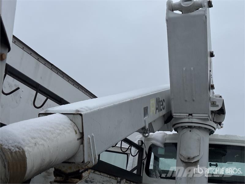 International TA40 40 ft on International 4200 4x2 Bucket Truck Autoplošiny