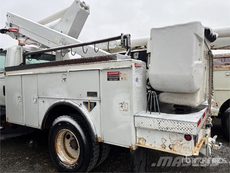 International TA40 40 ft on International 4200 4x2 Bucket Truck Autoplošiny