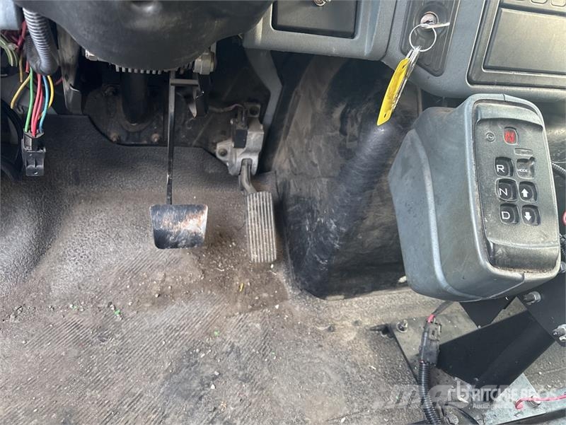 International WorkStar 7400 6x4 Van Truck Sunkvežimiai su dengtu kėbulu