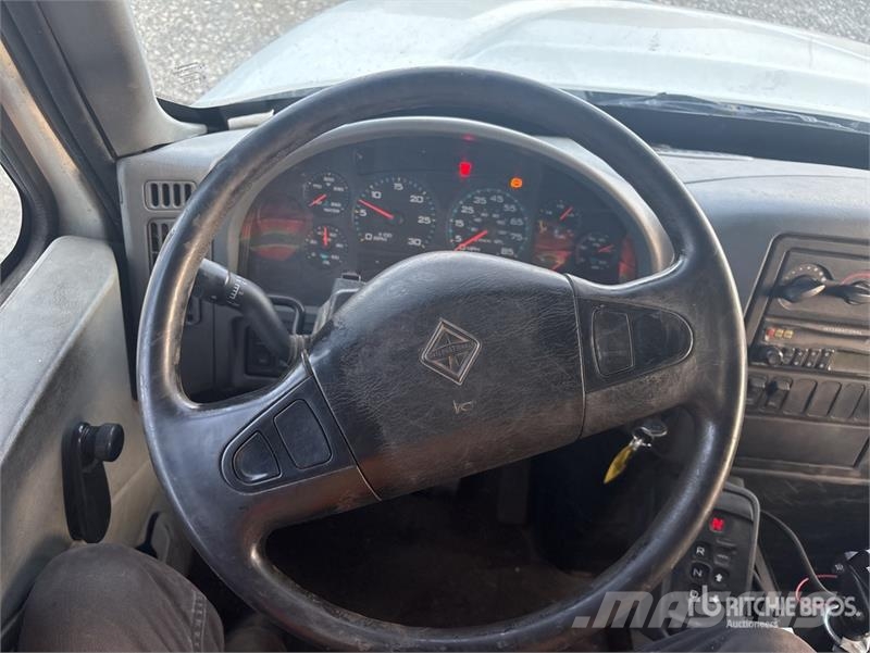 International WorkStar 7400 6x4 Van Truck Sunkvežimiai su dengtu kėbulu