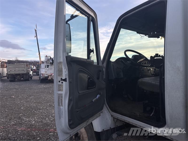 International WorkStar 7400 6x4 Van Truck Sunkvežimiai su dengtu kėbulu