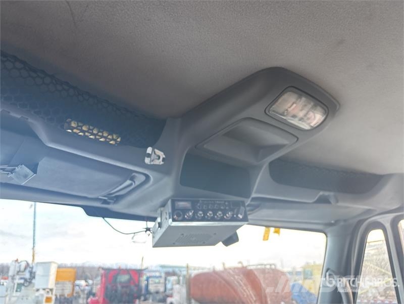 International WorkStar 7400 6x4 Van Truck Sunkvežimiai su dengtu kėbulu