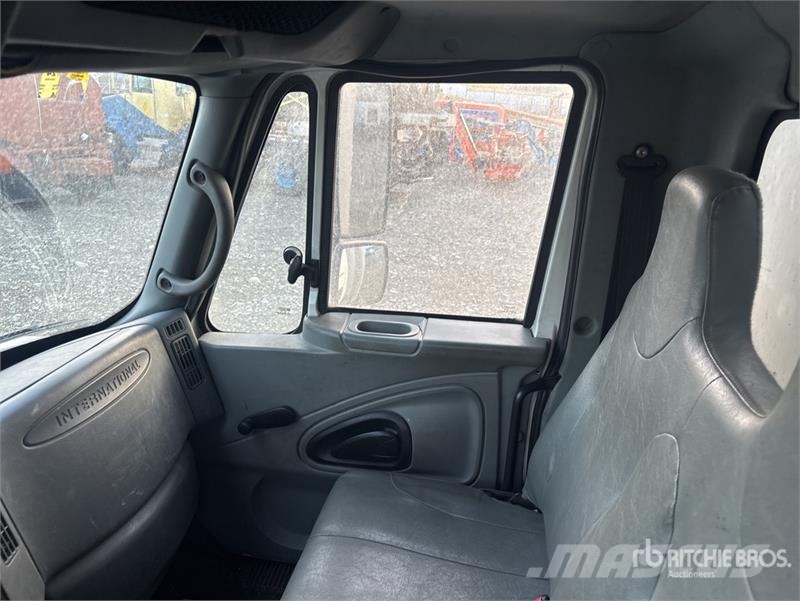 International WorkStar 7400 6x4 Van Truck Sunkvežimiai su dengtu kėbulu