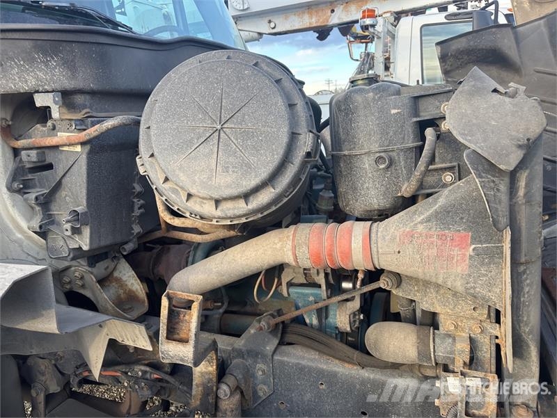 International WorkStar 7400 6x4 Van Truck Sunkvežimiai su dengtu kėbulu