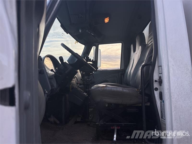 International WorkStar 7400 6x4 Van Truck Sunkvežimiai su dengtu kėbulu
