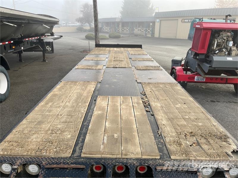 Interstate 29 ft Tri/A Tilt Deck Trailer Dieplader