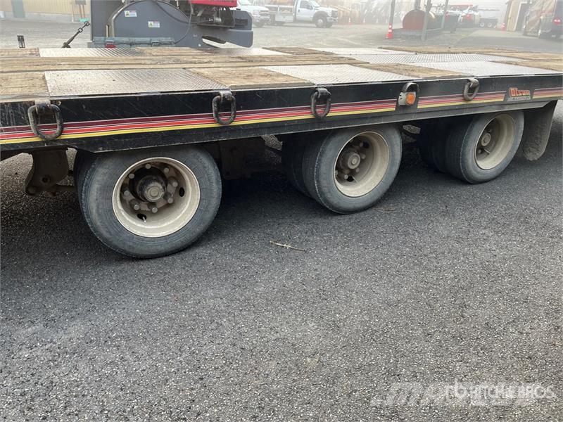 Interstate 29 ft Tri/A Tilt Deck Trailer Dieplader