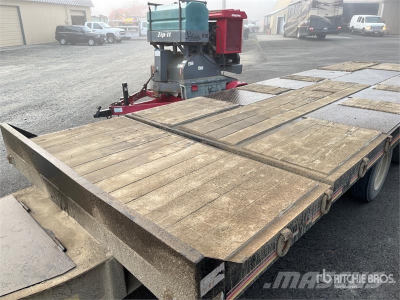 Interstate 29 ft Tri/A Tilt Deck Trailer Dieplader