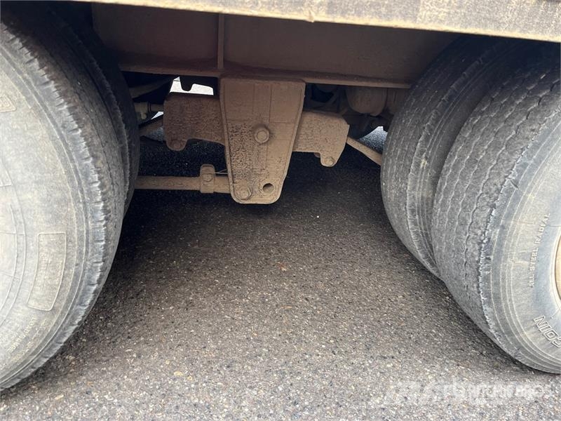 Interstate 29 ft Tri/A Tilt Deck Trailer Dieplader