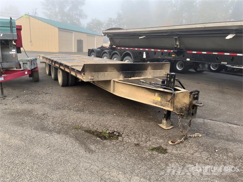 Interstate 29 ft Tri/A Tilt Deck Trailer Dieplader