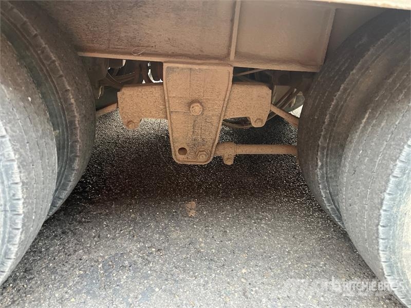 Interstate 29 ft Tri/A Tilt Deck Trailer Dieplader