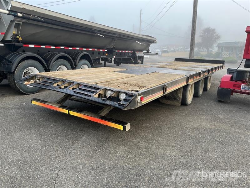 Interstate 29 ft Tri/A Tilt Deck Trailer Dieplader