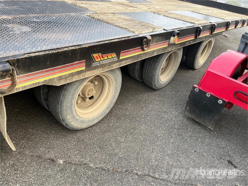 Interstate 29 ft Tri/A Tilt Deck Trailer Dieplader
