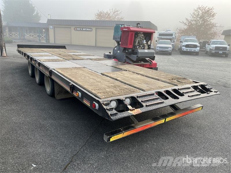 Interstate 29 ft Tri/A Tilt Deck Trailer Dieplader