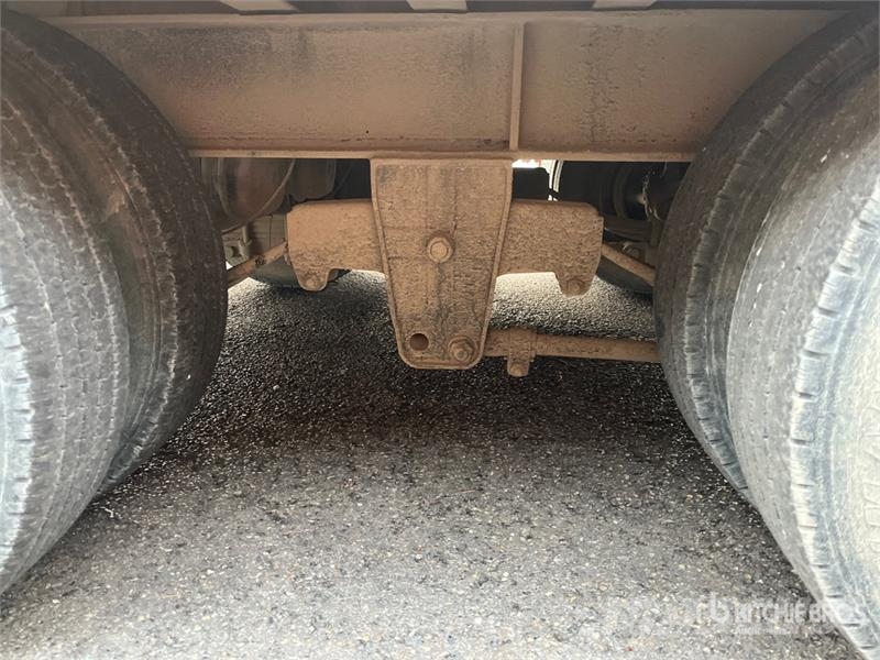 Interstate 29 ft Tri/A Tilt Deck Trailer Dieplader