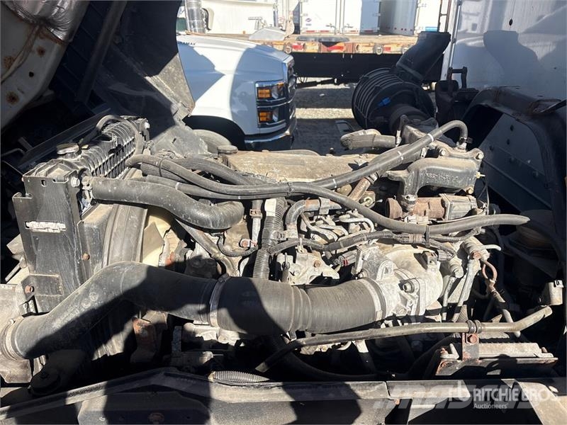 Isuzu FTR 4x2 Van Truck Фургони
