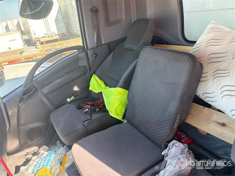 Isuzu FTR 4x2 Van Truck Фургони