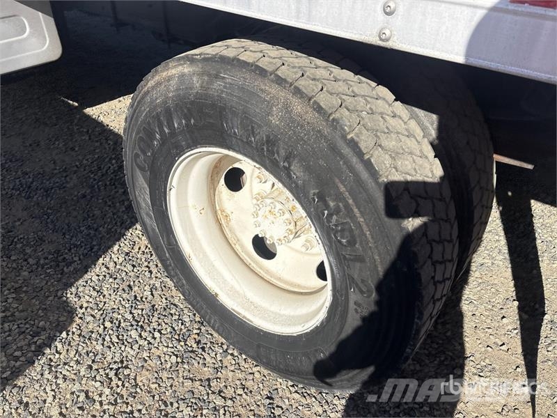 Isuzu FTR 4x2 Van Truck Фургони
