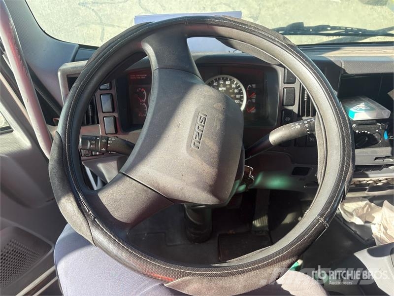 Isuzu FTR 4x2 Van Truck Фургони