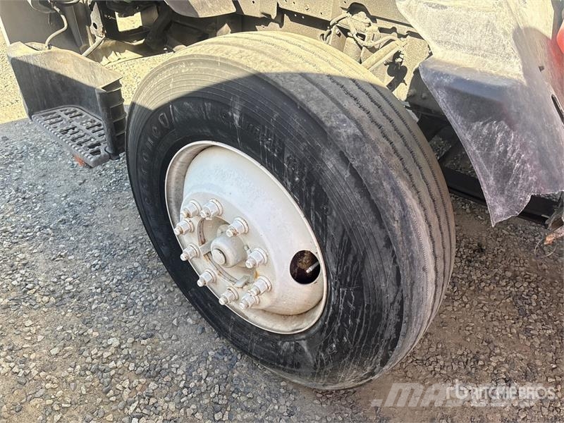 Isuzu FTR 4x2 Van Truck Фургони