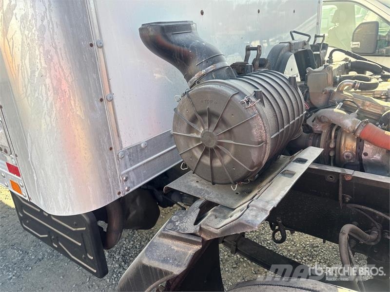 Isuzu FTR 4x2 Van Truck Фургони