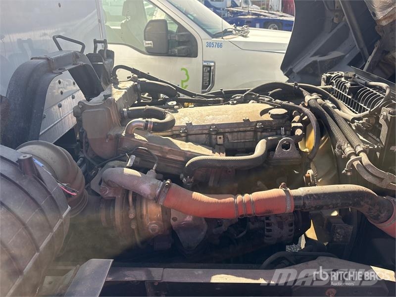 Isuzu FTR 4x2 Van Truck Фургони
