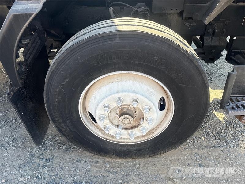 Isuzu FTR 4x2 Van Truck Фургони