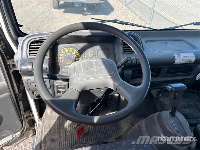 Isuzu NPR Pritschenwagen/Pritschenwagen mit Seitenklappe