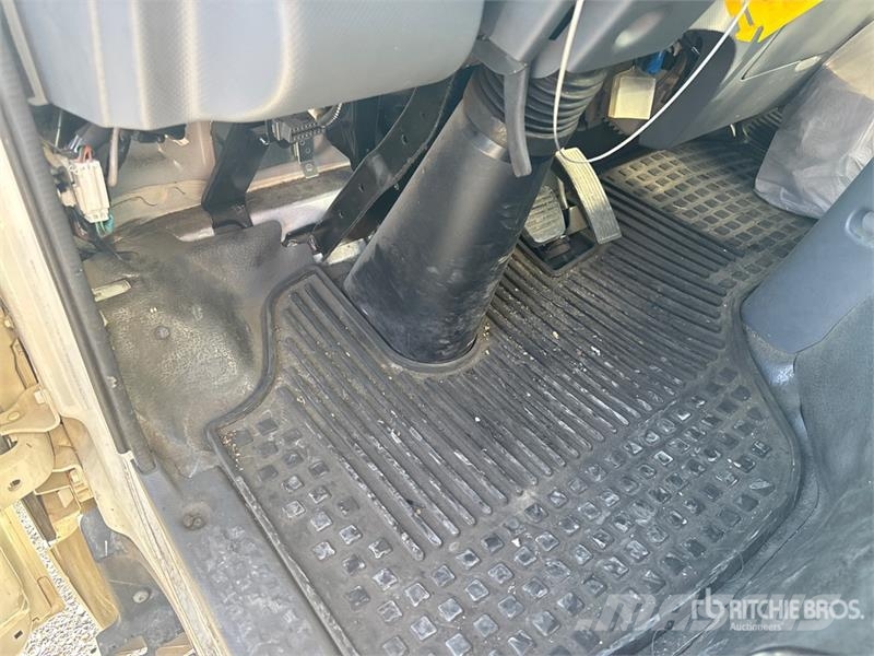 Isuzu NPR Camiones caja cerrada