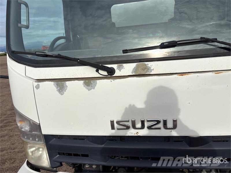 Isuzu NPR Camiones caja cerrada
